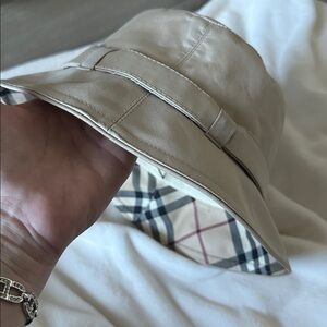 BURBERRY Bucket hat Plaid Large Authentic like new Hat Belted Authentic
